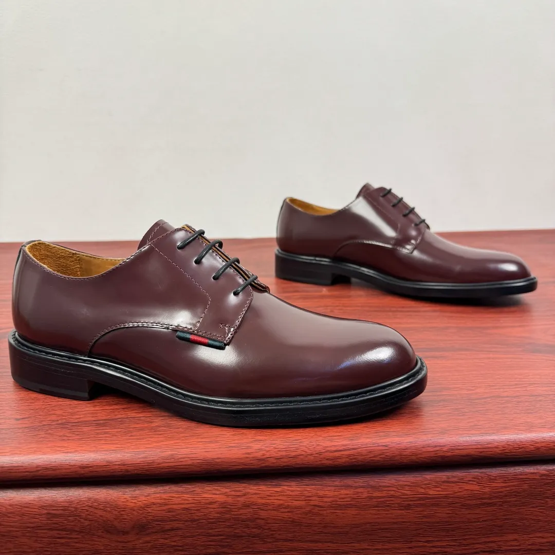 Batch 980 Gucci/Gucci new autumn men's lace-up derby shoes! Crafted from smooth, glossy cow leather, these lace-up shoes have an elegant and sophisticated silhouette that reflects the brand's classic elegance. European style last type Precisely cut upper from a whole piece of leather High-quality leather material with full texture Excellent gloss Excellent toughness, classic red and green webbing decoration Layered splicing design style, loose sneakers Native dyed calfskin lining Uniform and fine perforations, soft and comfortable Thickened leather outsole, composite rubber sole at the heel, excellent foot comfort, wear-resistant and non-slip, the first choice for light luxury, versatile for the foot, comes with a full set of packaging! Size: 39-40-41-42-43-44 leather shoe size (can be customized to 38.45.46) Item number: 812142 Burgundy
